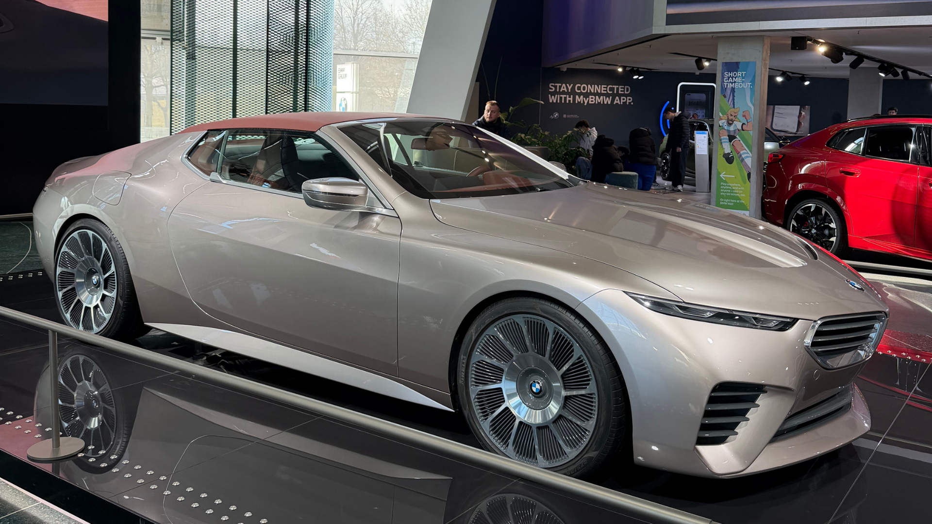 BMW Moderno expuesto en un concesionario